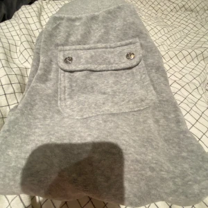 Gråa Juicy couture byxor - Jag säljer mina juicy couture byxor, dom är använda några få gånger. Juicy couture byxorna är i superbra skick. !KLICKA INTE PÅ KÖP NU! Pris kan diskuteras💖 ordinarie pris är ca 1500 mitt pros är 900 då dom är i mycket bra skick💖
