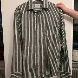 Skjorta NN07 - Skjorta från NN07. Sparsamt använd och i mycket fint skick.