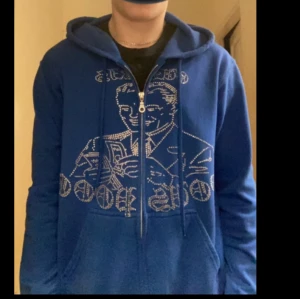 Youspoo X Gurkis Rhinestone zip hoddie - Säljer en Youspoo x Gurkis rhinestone zip hoddie i mycket bra skick storlek S 