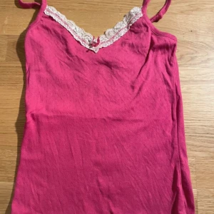 Rosa linne  - Sött rosa linne med rosettdetalj💕