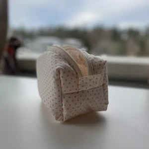 Handgjord necessär✨🌟 - Handgjord necessär, nysckik ( Alldrig andvänd ), säljer den då jag har som ambition att börja sälja handsydda saker!!  Pris går att diskutera!!