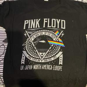 Svart t-shirt från Pink Floyd med trycket av deras album ”the dark side of the moon”. Trycket har flagnat lite under tvättar men det har gett tröjan en vintage effekt