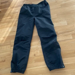 Regnbyxor - Säljer ett par regnbyxor från Everest.  Dem är justerbara i midjan samt justerbara i fotmuden. 
