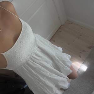 Supersöt somrig vit klänning från zara i storlek Xs. Nästan aldrig använd och superfint skick!