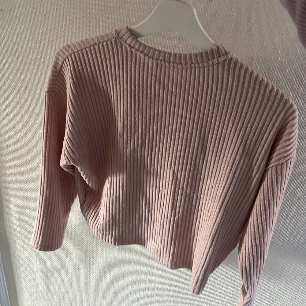 Fin tröja i färgen rosa från H&M, storlek 146/152  PSST! Säljer även massor med fler saker så om och kika på min profil. Tröjor & Koftor.