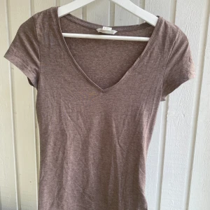 T shirt  - Super söt, tight beige T-shirt! As snygg passform 🫶lite för liten för mig som har oftast har s, skulle passa xs och xxs bra! Köpt second hand men bara använd några få gånger, väldigt bra skick :) 