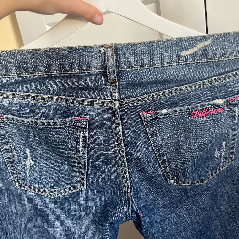 Gör en liten intrssekoll på mina lågmidjade jeans. Köpta second hand men är i vädligt bra skick!🩵🩵 Kom gärna med egna bud eller frågor!🥰. Jeans & Byxor.