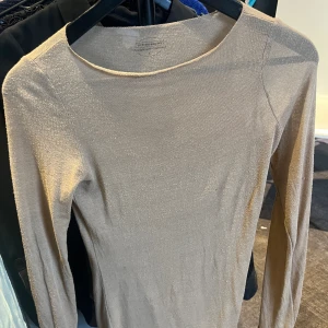 intimissimi tröja  - En beige långärmad tröja ifrån intimissimi i storlek s, i fint skick knappt använd. 