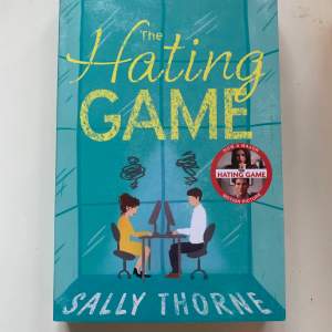 The Hating Game av Sally Thorne, i gott skick och på engelska 