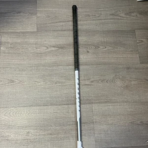 Innebandyklubba  - Säljer min innebandy klubba som jag har använt ett fåtal gånger lite repor och så men ändå i bra skick. Hela klubban är ungefär 101cm