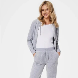 Grå juicy couture byxor - Ett par super mysiga juicy couture byxor. Väl använda men annars bra skick. Skriv för bilder. De kommer vara nytvättade.💞säljer åt en vän💞