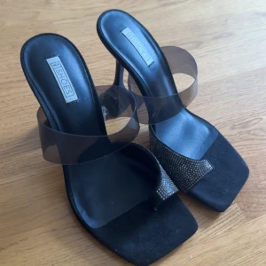 Nelly Klackskor - Hejj, säljer mina klackskor från Nelly, skick 9/10. Hör av er vid funderingar :)