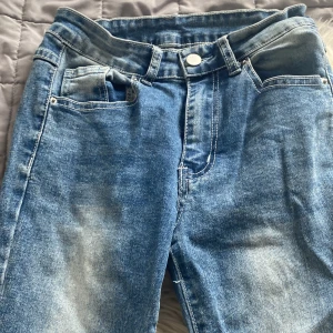 Lågmidjade jeans - tycker själv de är jätte fina men jag känner att jag inte använder de. De är i utmärkt skick