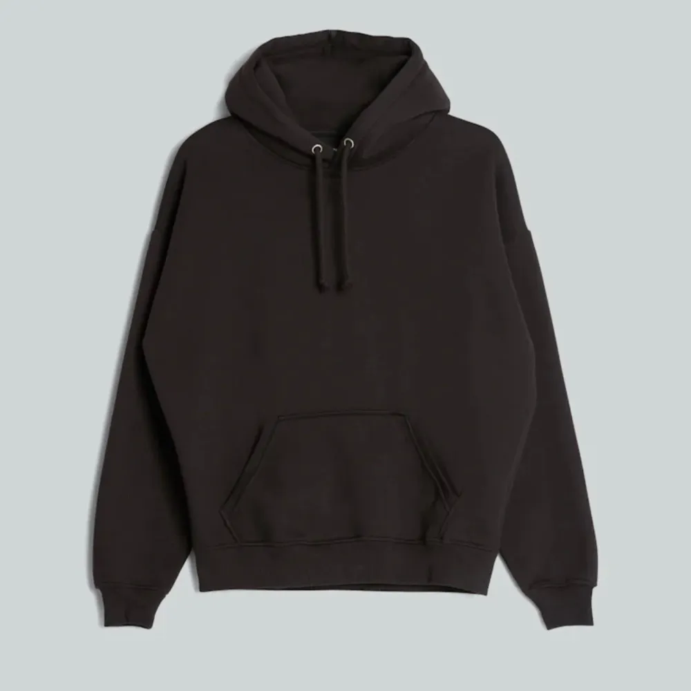 Säljer min svarta hoodie fårn Bikbok. Den är i storlek XS, lite nopprig men annars bra skick!. Hoodies.