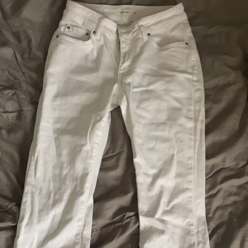 Säljer dessa vita bootcut jeans i gott skick! De är endast använda vid ett tillfälle🤍sitter jättebra på mig som är ca 170. Jeans & Byxor.