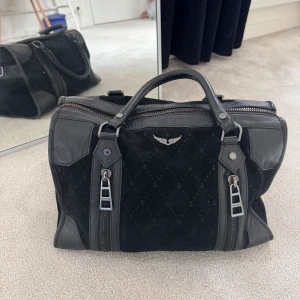 Zadig sunny bag - Otroligt snygg Zadig sunny bag i unikt utseende. Super bra skick, endast använd fåtalet gånger. Väldigt najs till vardags då man får plats med dator samt mycket mer! Pris kan diskuteras, nypris är över 5500 idag