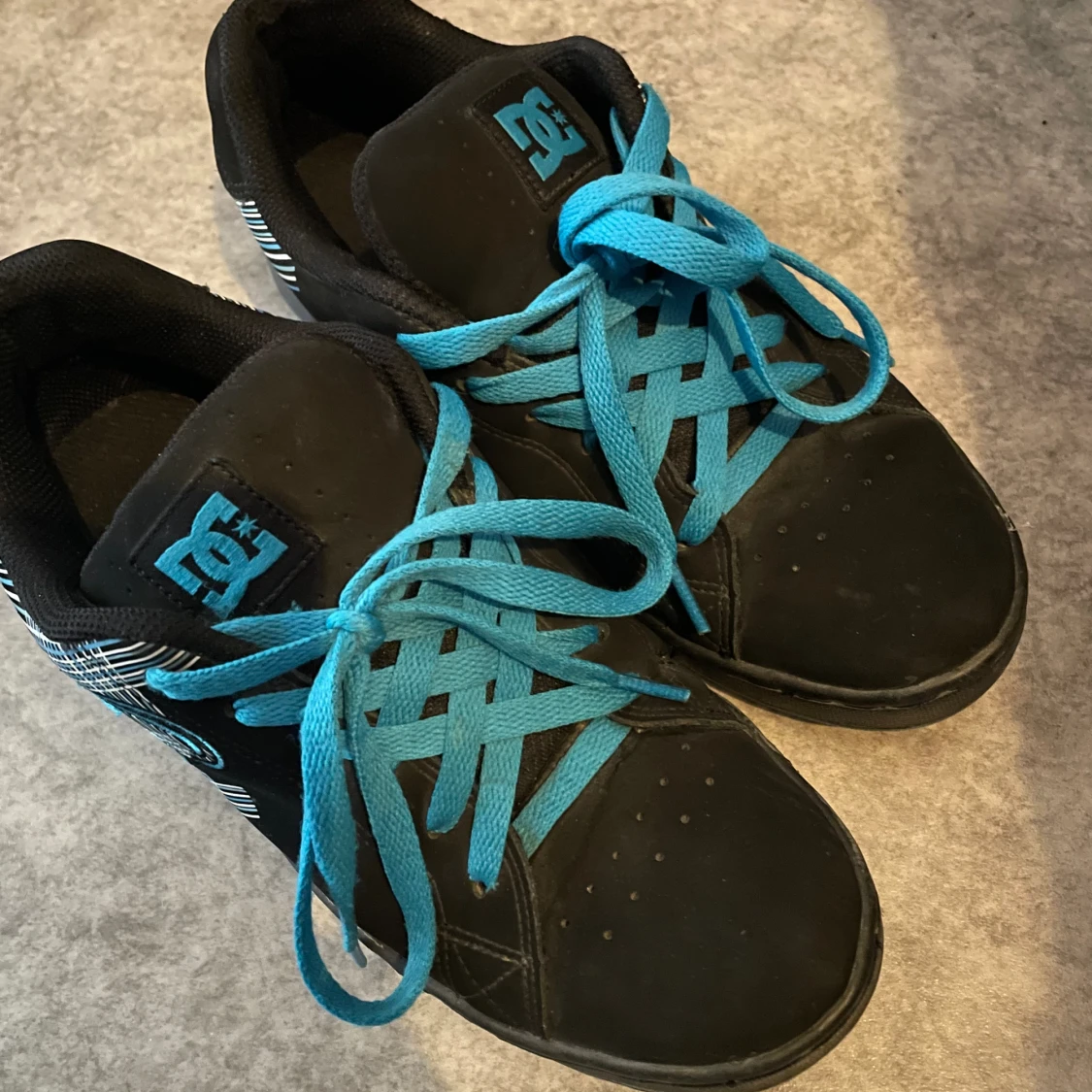 Blåa dc skor