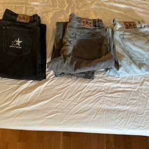 Sweet sktbs paket - 3st sweet sktbs byxor i storlek xs köpta på junkyard för 2200kr, säljer alla för 700. Grå & blå byxorna 300kr/st, svarta byxorna 400kr. De gråa och blåa byxorna har hål vid fickorna (se bild 3 & 4). De är också lite noppriga längst ner (se bild 5). 