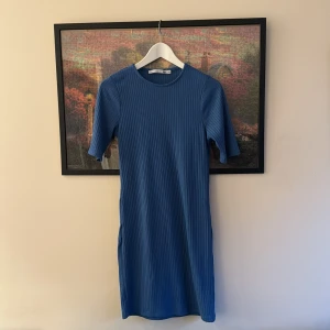 Blå klänning  - Blå klänning från Lager 157 i storlek M. 🌸