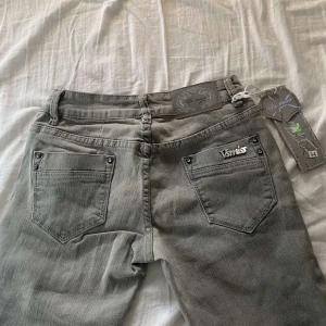 Lågmidjade grå jeans - Lågmidjade grå jeans💕, innerbenslängd ca 80 cm och midjemått rakt över ca 35 cm🫶🏼