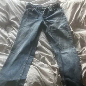 Säljer mina straight jeans från zara i storlek 38, men har vanligtvis 36 i byxor och dessa passar perfekt. De kommer tyvärr inte längre till användning och därför säljer jag dem. De är middlewaist.