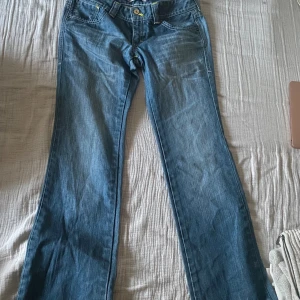 Bootcut Levis jeans  - För små för mig, jättesnygga! 