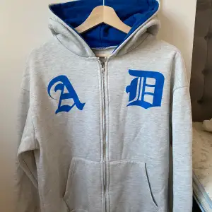 zip hoodie med blå luva från emmiol❤️❤️använd fåtal ggr, passar S/M