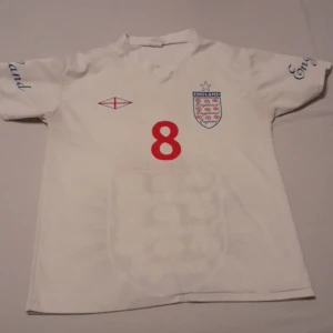 England tröja - Tjena säljer min england tröja som är då för liten för mig den är xs men passar s. Skriv om det är något