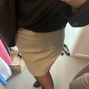 Säljer denna snygga kjol som är använd väldigt få gånger.❤️
