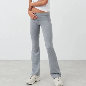 Yoga pants - Säljer dessa gråa yoga pantsen från Gina young i storlek 158/164 då dom är för korta för mig, nypris 200 jag söljer för 125 men pris går att diskutera vid snabb affär😊 Hör av dig om funderingar!