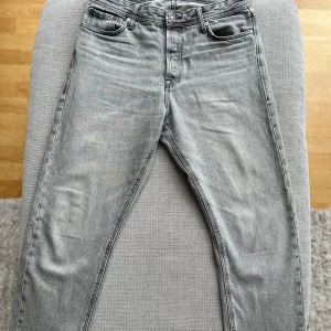 Jack and Jones Jeans - Gråa, loose / chris  storlek W 30, L 32 Bra skick
