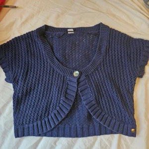 Marinblå bolero  - Säljer denna söta bolero då den inte används, inga defekter! 😊 Skriv för fler bilder!