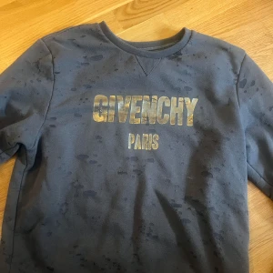Grå givenchy ripped  - Replika  Grå storlek xxl  Passar L/xl Begagnat skick 