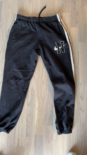Nike mjukisbyxor - Nike joggingbyxor storlek m 