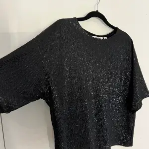 Säljer en fin glitter top från Kappahl 