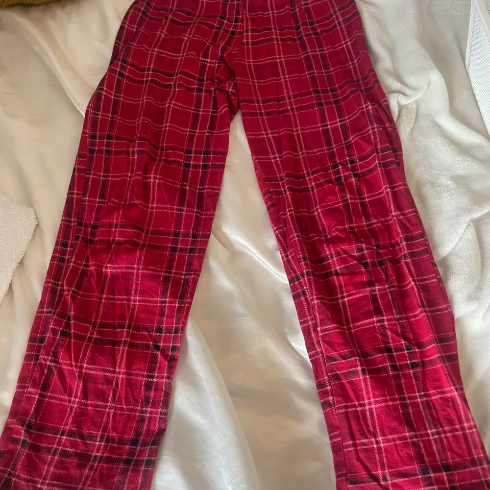 Säljer dessa röda väldigt tunna pyjamasbyxor då dom är för små. Väldigt sköna och luftiga. Köparen står för frakten.. Jeans & Byxor.