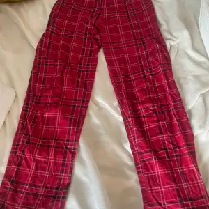 Säljer dessa röda väldigt tunna pyjamasbyxor då dom är för små. Väldigt sköna och luftiga. Köparen står för frakten.