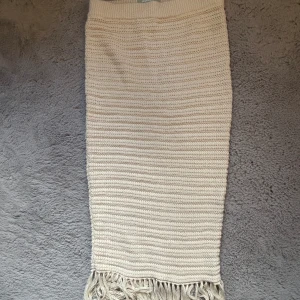 Stickad kjol - Super fin oandvänd kjol som tyvärr ej kommit till andvändning! 🥰