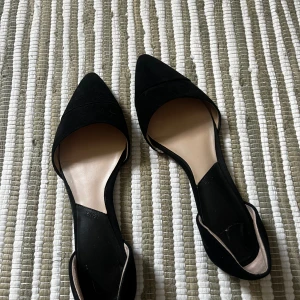 Spetsiga ballerinaskor  - Jättesnygga spetsiga ballerina skor frånmango som tyvärr är för stora på mig. Dom är i mocka material.