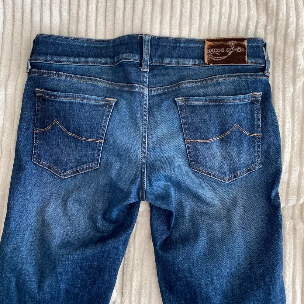 Säljer ett par snygga Jacob Cohen jeans. Marinblå färg, Nypris cirka 5000kr. Storlek 31 passar även 30.. Jeans & Byxor.