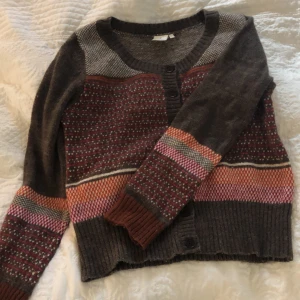 Stickad kofta från boomerang  - Ny skicka och pris kan diskuteras! Passar flera storlekar beroende på hur man vill den ska sitta.