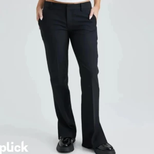 Kostymbyxor - Säljer dessa kostymbyxor från Bikbok med slits. Storlek 40 men sitter som en 38 skulle jag säga. Säljer då dom inte kommer till användning😊