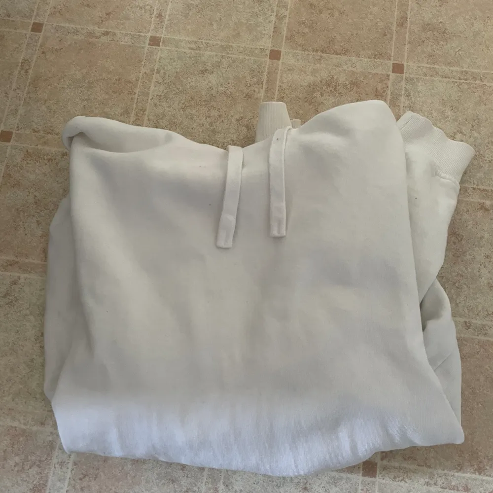 Vit hoodie från Cubus, nästan aldrig använd, storlek S, köpt för 399kr inga defekter💗. Hoodies.