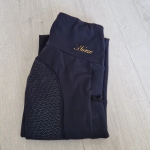 Ridbyxa  - Använda men fina detaljer på dom!