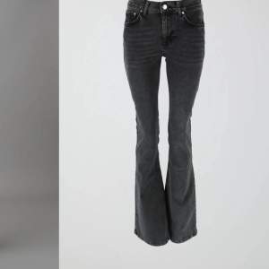 Nästan helt oanvända low waist bootcut jeans från Gina i deras tall modell. Tvättad svart färg. Mycket fint skick. Innerbenslängs 87cm😍