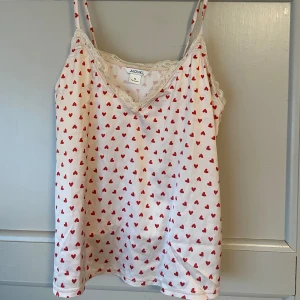 Pyjamas - Så fint pyjamas sätt med matchande shorts till. Fint tyg i satin typ med spetsdetaljer. Skriv om ni vill ha fler bilder. Sättet är näst intill oanvänt!💗💗💗