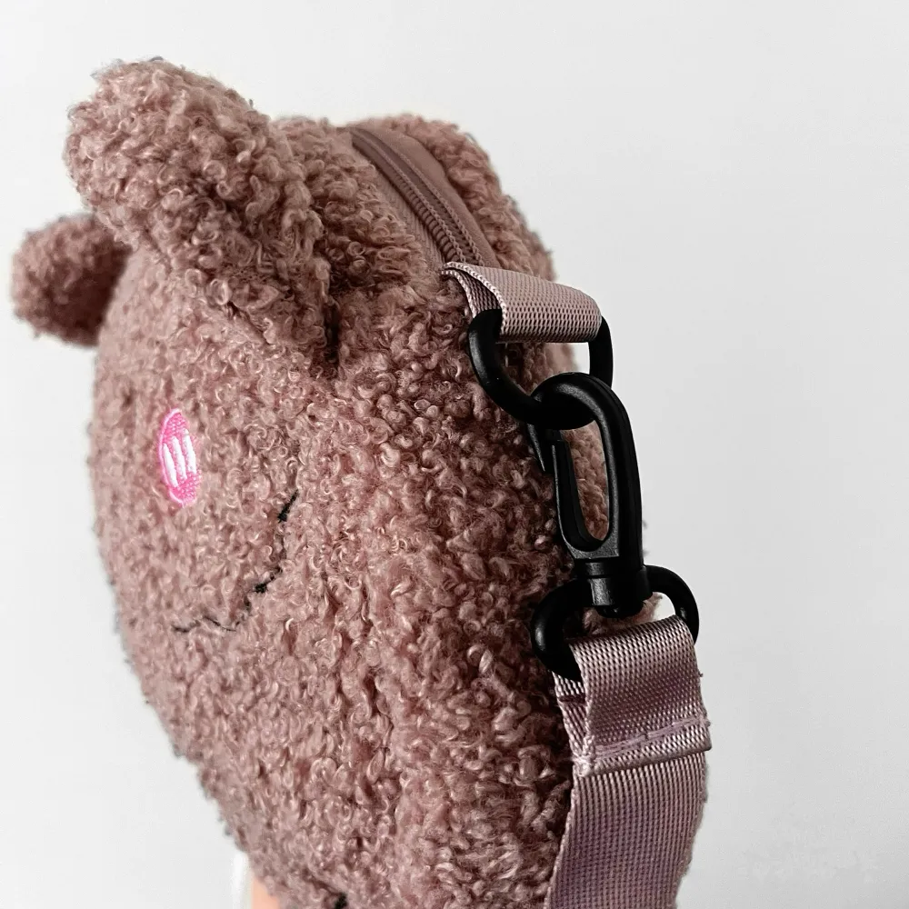 Asså världens sötaste teddy-väska???! 🐾💞🐻Jättefluffig och mysig 🥰 23x19x8CM 📏Endast använt den som dekorativt gosedjur då remmen kan tas av så i nyskick! ✨Köp nu 💌. Väskor.