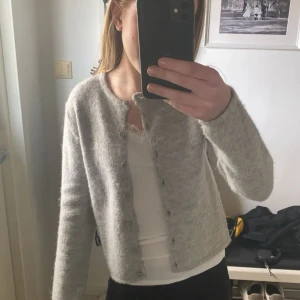 Grå kofta  - Säljer denna fina koftan från Gina Tricot då den inte används. Den är i stl xs och är slutsåld online. Den är endast använd fåtal gånger och i jättebra skick. Ordinarie pris är 399kr. Hör av er om ni undrar något!💘