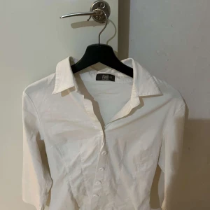 Sjukt fin kavaj😍 - Oanvänd kavaj som framhäver midjan😘kavajen är i ett bra skick och är i storlek M