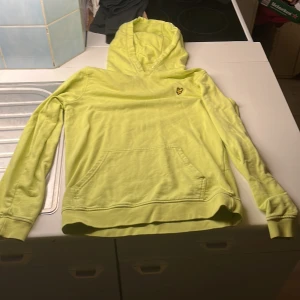 Grön lyle & Scott hoodie - Nästan ny skick, strl176